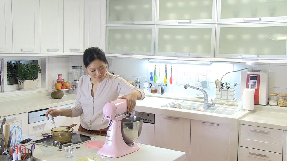 Meet YouTube's Eugenie Kitchen & Watch The Most Incredible Baking Creations Here…