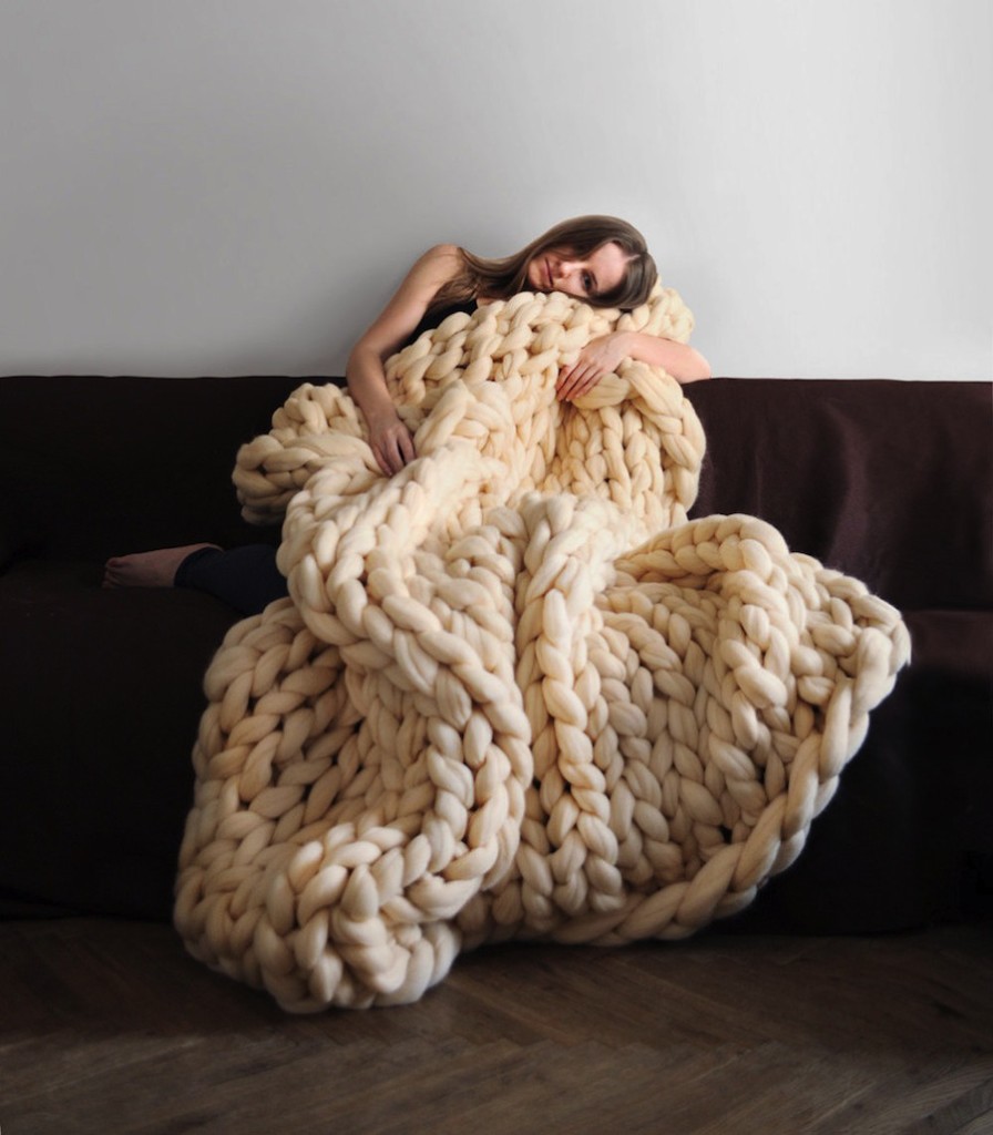 Giant Knitting Needles Create Stunning Wearable Works…